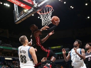 Wade realiza una bandeja ante los Wolves