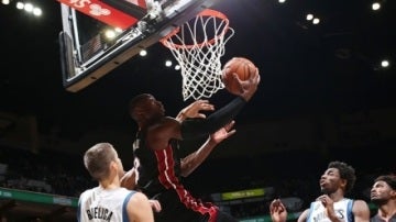 Wade realiza una bandeja ante los Wolves