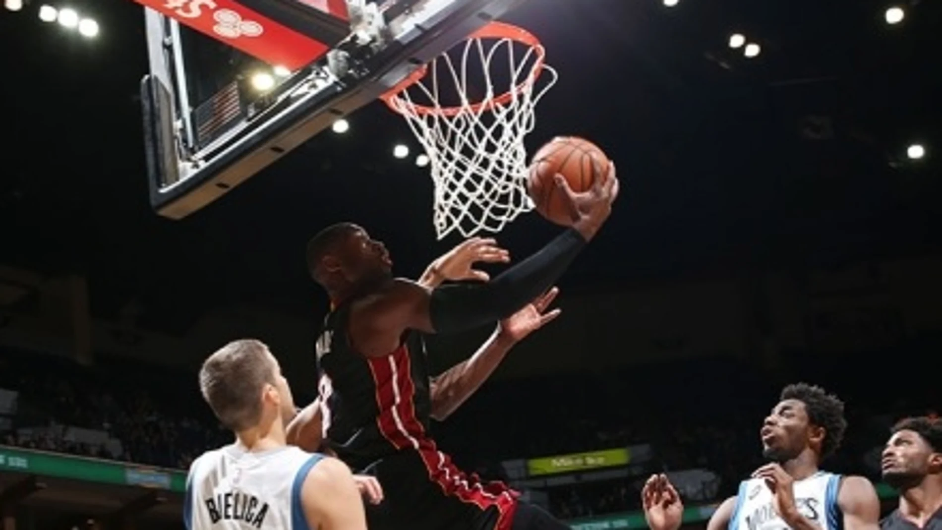 Wade realiza una bandeja ante los Wolves Wade realiza una bandeja ante los Wolves