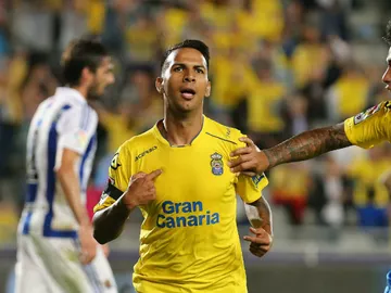 Viera celebra un gol con Araujo Viera celebra un gol con Araujo