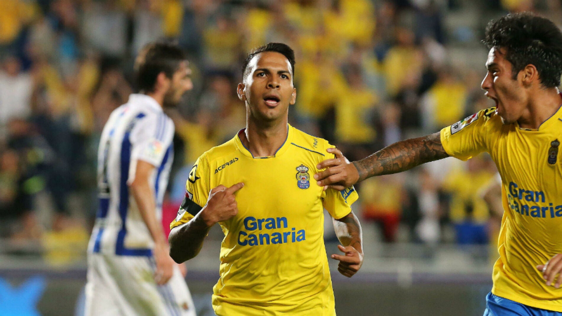 Viera celebra un gol con Araujo