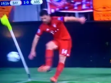Xabi Alonso le pega al banderín al sacar un córner Xabi Alonso le pega al banderín al sacar un córner