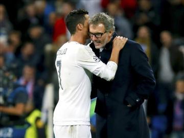 Cristiano Ronaldo charla con Laurent Blanc.