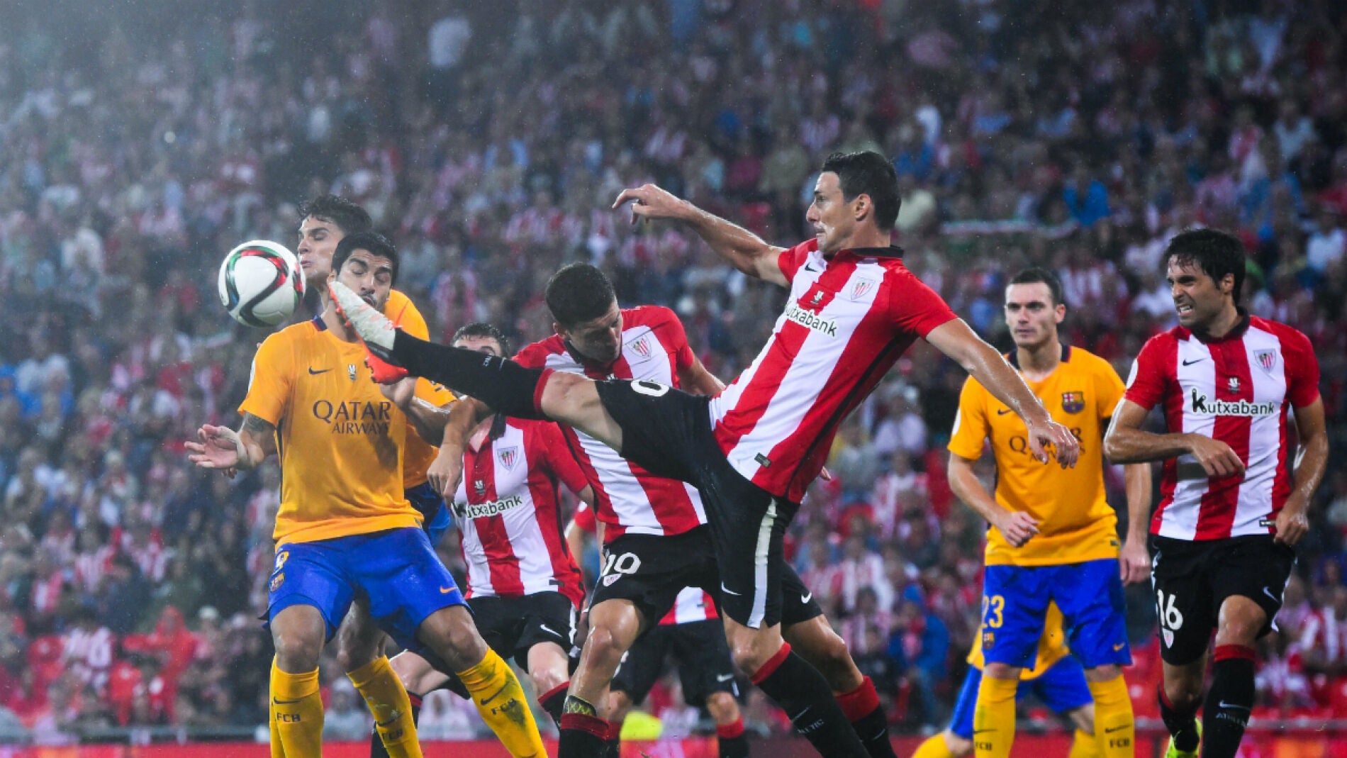 Aduriz, en un partido ante el Bar&ccedil;a