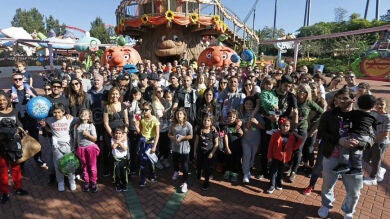 La plantilla del Barcelona se relaja en familia en Port Aventura