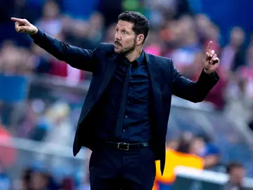 Simeone da instrucciones en la banda Simeone da instrucciones en la banda