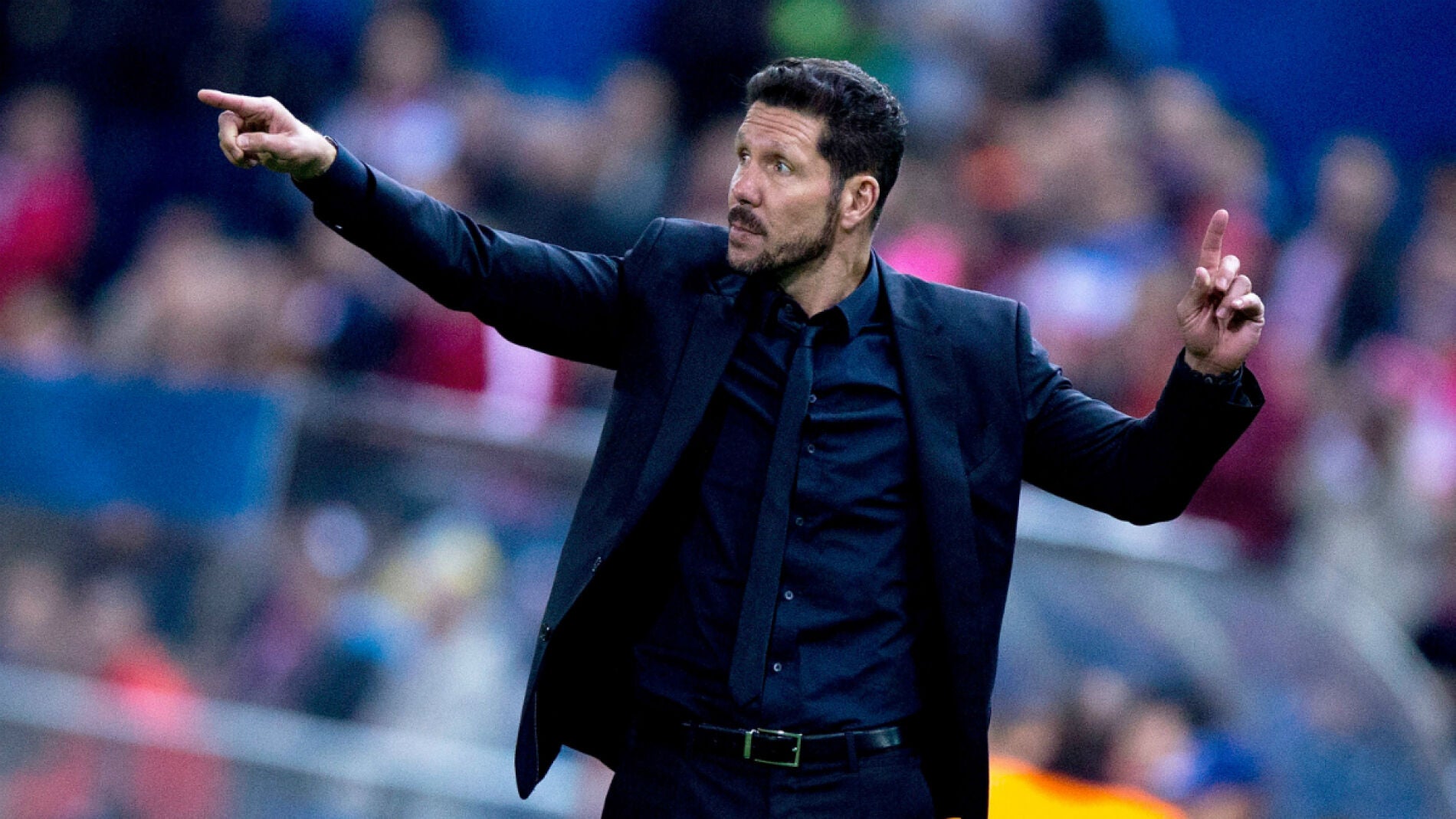 Simeone da instrucciones en la banda