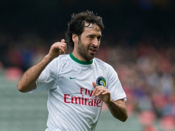 Raúl celebra un gol con el New York Cosmos