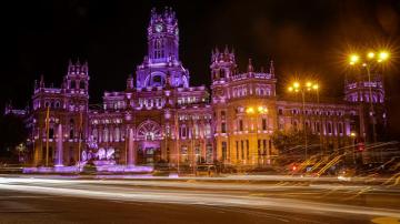 El Palacio de Cibeles teñido de morado con motivo de la marcha contra la violencia machista