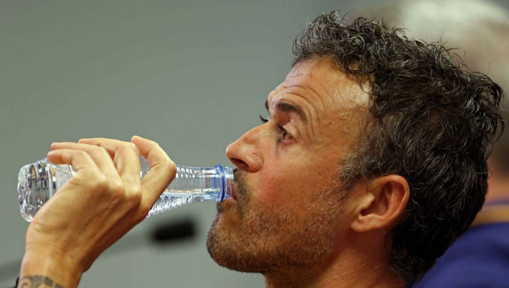 Luis Enrique bebe agua en la rueda de prensa