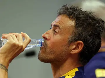 Luis Enrique bebe agua en la rueda de prensa Luis Enrique bebe agua en la rueda de prensa
