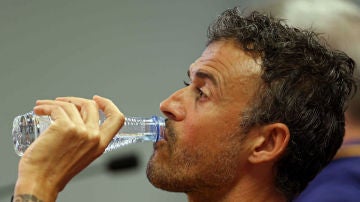 Luis Enrique bebe agua en la rueda de prensa