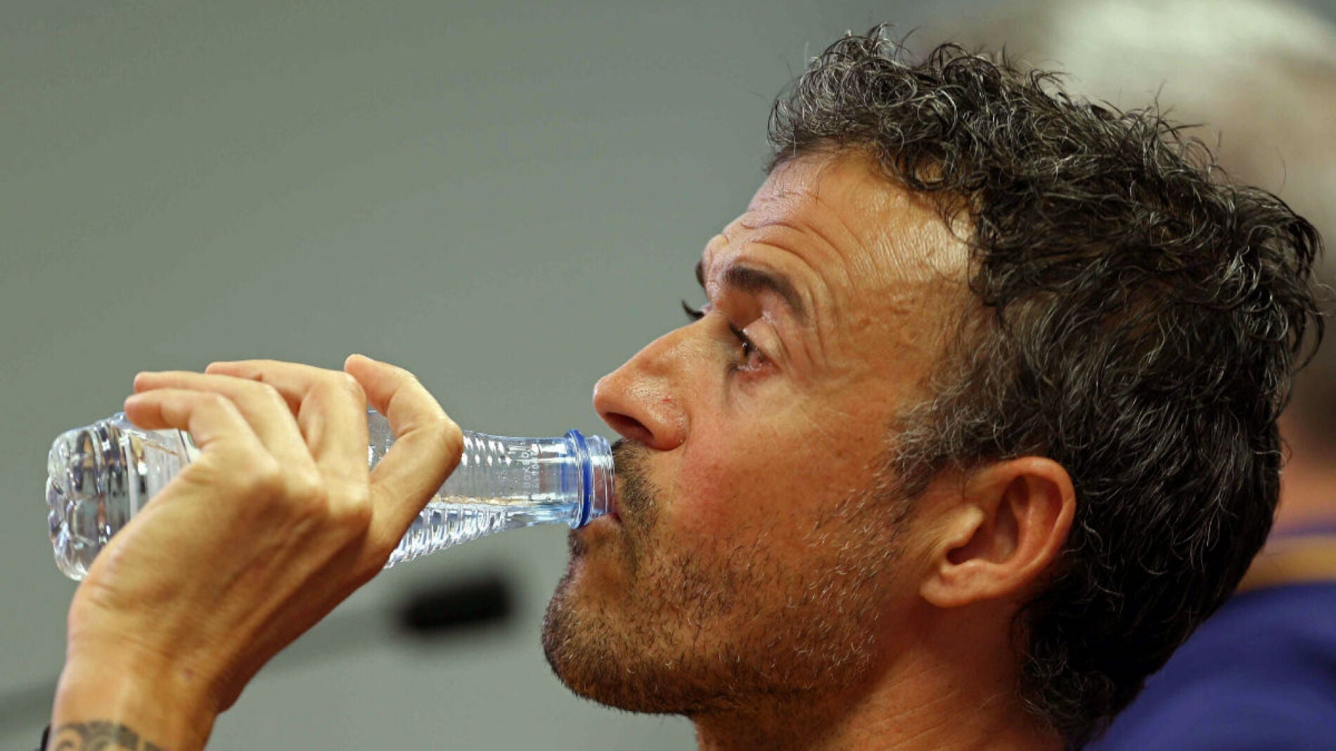 Luis Enrique bebe agua en la rueda de prensa
