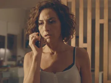 Marta habla por teléfono Marta habla por teléfono