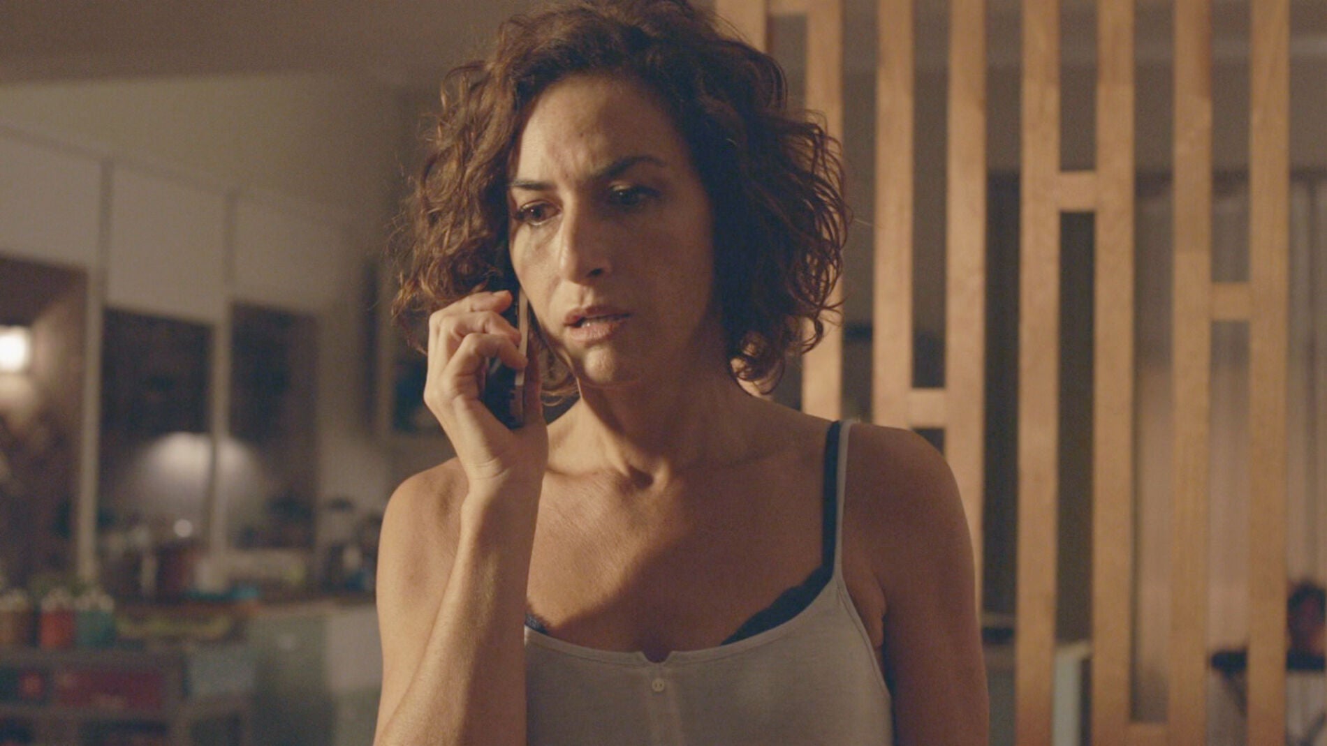 Marta habla por tel&eacute;fono