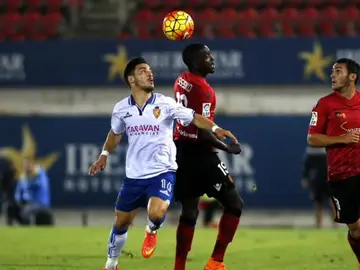 Disputa de balón entre Zaragoza y Mallorca Disputa de balón entre Zaragoza y Mallorca