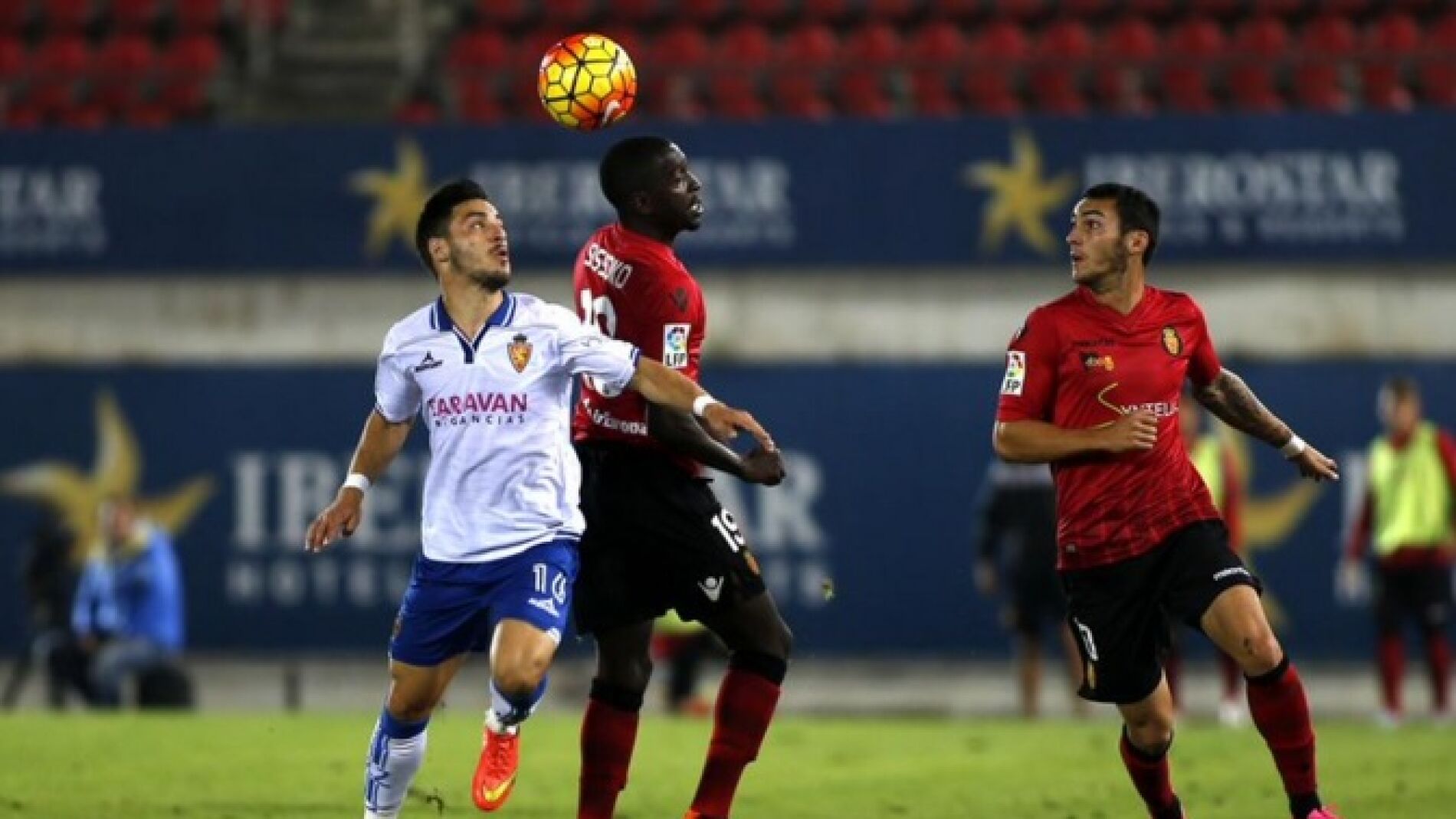 Disputa de bal&oacute;n entre Zaragoza y Mallorca