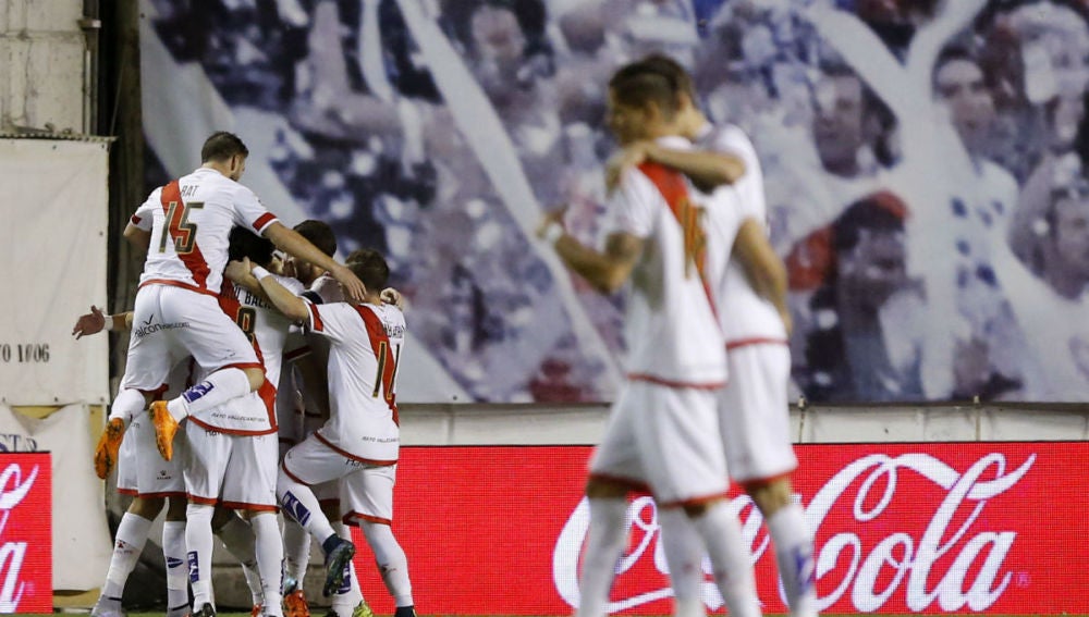 Los jugadores del Rayo celebran un gol ante el Granada