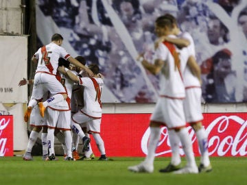 Los jugadores del Rayo celebran un gol ante el Granada