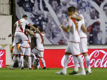 Los jugadores del Rayo celebran un gol ante el Granada Los jugadores del Rayo celebran un gol ante el Granada