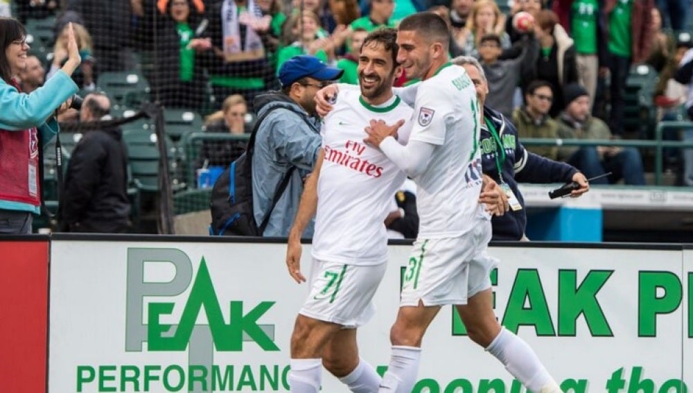 Raúl celebra su gol con el Cosmos