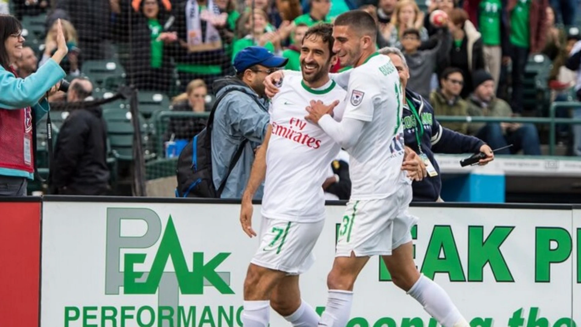 Raúl celebra su gol con el Cosmos Raúl celebra su gol con el Cosmos