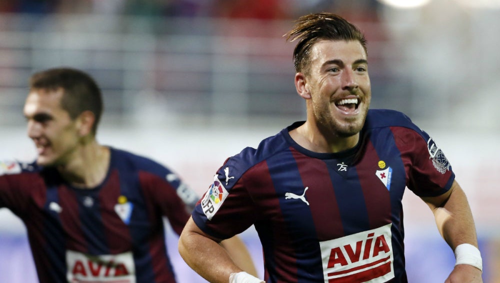 Sergi Enrich celebra un gol con el Eibar