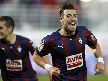 Sergi Enrich celebra un gol con el Eibar Sergi Enrich celebra un gol con el Eibar