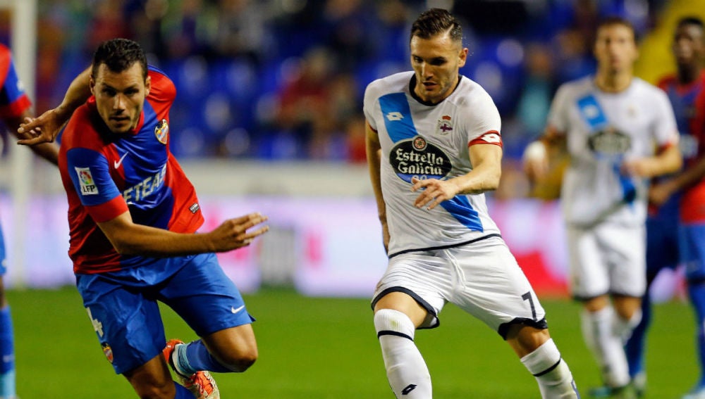 Lucas Pérez controla un balón ante el Levante