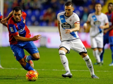 Lucas Pérez controla un balón ante el Levante