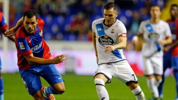 Lucas Pérez controla un balón ante el Levante