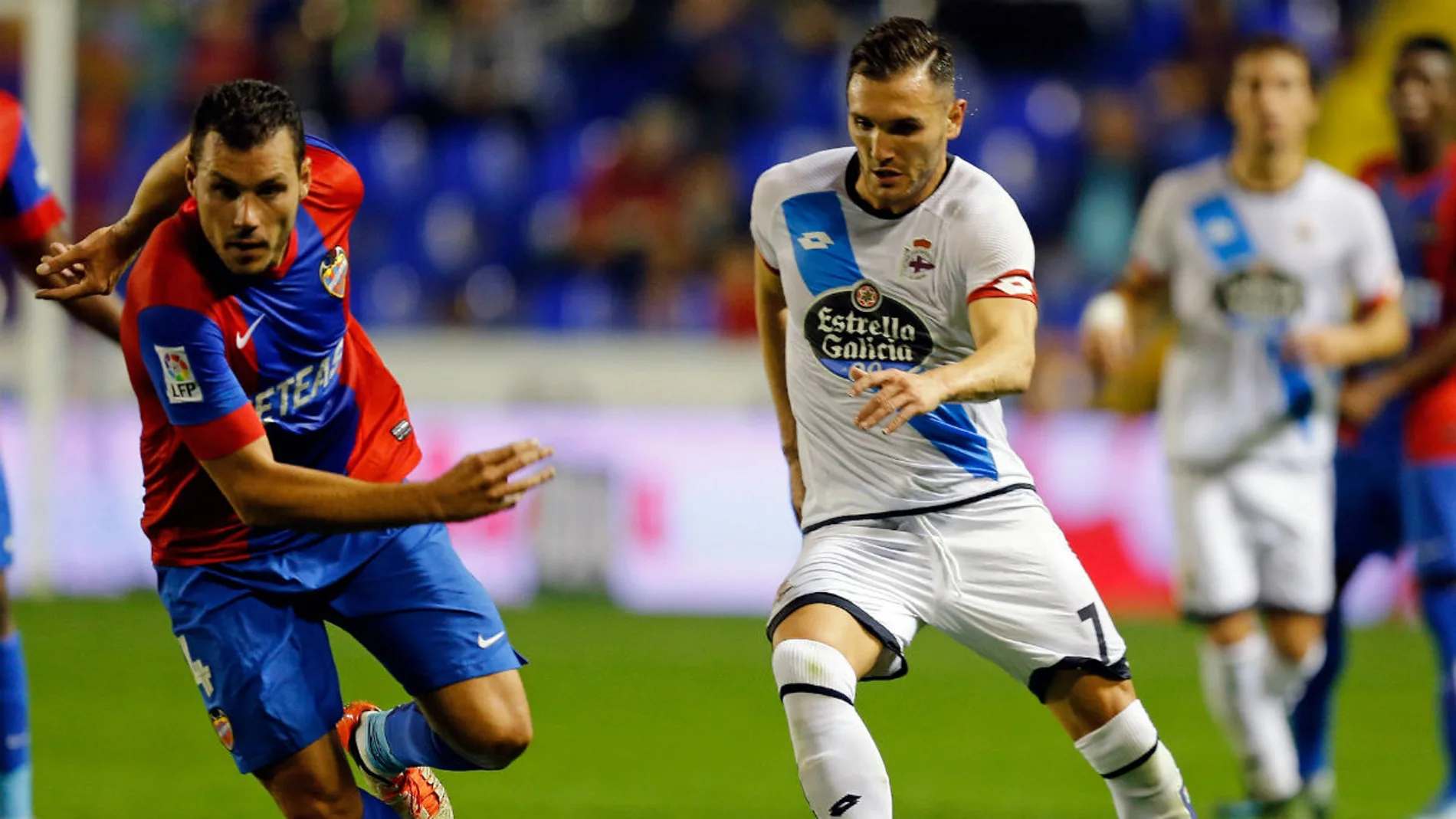 Lucas Pérez controla un balón ante el Levante Lucas Pérez controla un balón ante el Levante