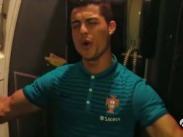 Cristiano Ronaldo cantando