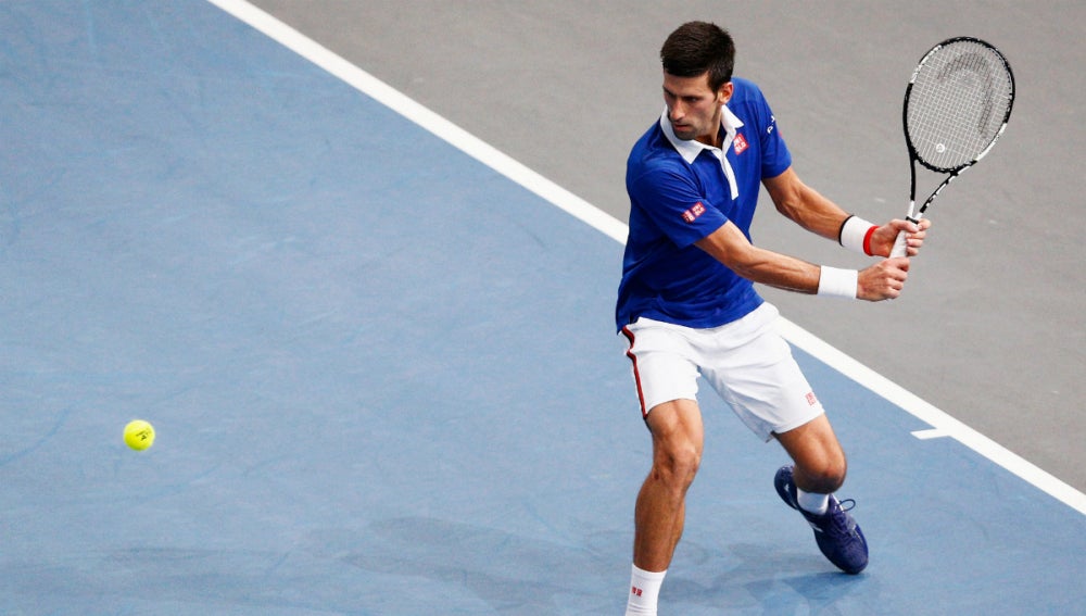 Novak Djokovic se dispone a golpear una bola
