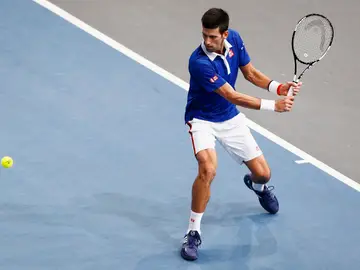 Novak Djokovic se dispone a golpear una bola Novak Djokovic se dispone a golpear una bola