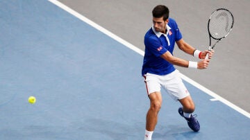 Novak Djokovic se dispone a golpear una bola
