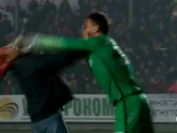 Anton Kanibolotskiy, portero del Shakhtar, golpea a un aficionado Anton Kanibolotskiy, portero del Shakhtar, golpea a un aficionado
