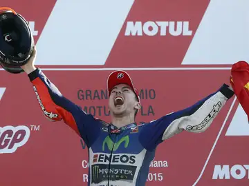 Lorenzo, eufórico en el podio de Cheste Lorenzo, eufórico en el podio de Cheste