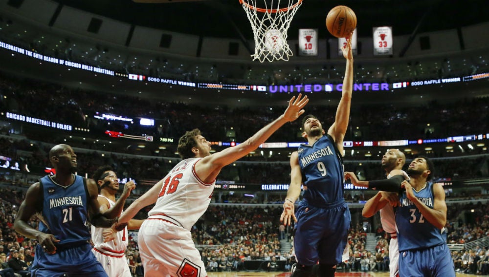 Ricky Rubio encesta ante la oposición de Pau Gaol
