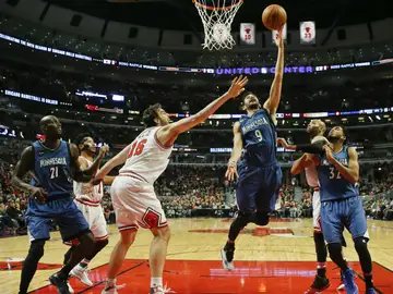 Ricky Rubio encesta ante la oposición de Pau Gaol Ricky Rubio encesta ante la oposición de Pau Gaol