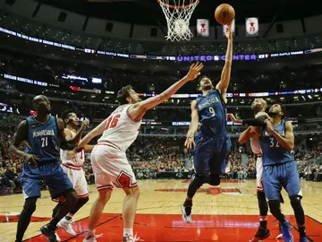 Ricky Rubio encesta ante la oposición de Pau Gaol Ricky Rubio encesta ante la oposición de Pau Gaol