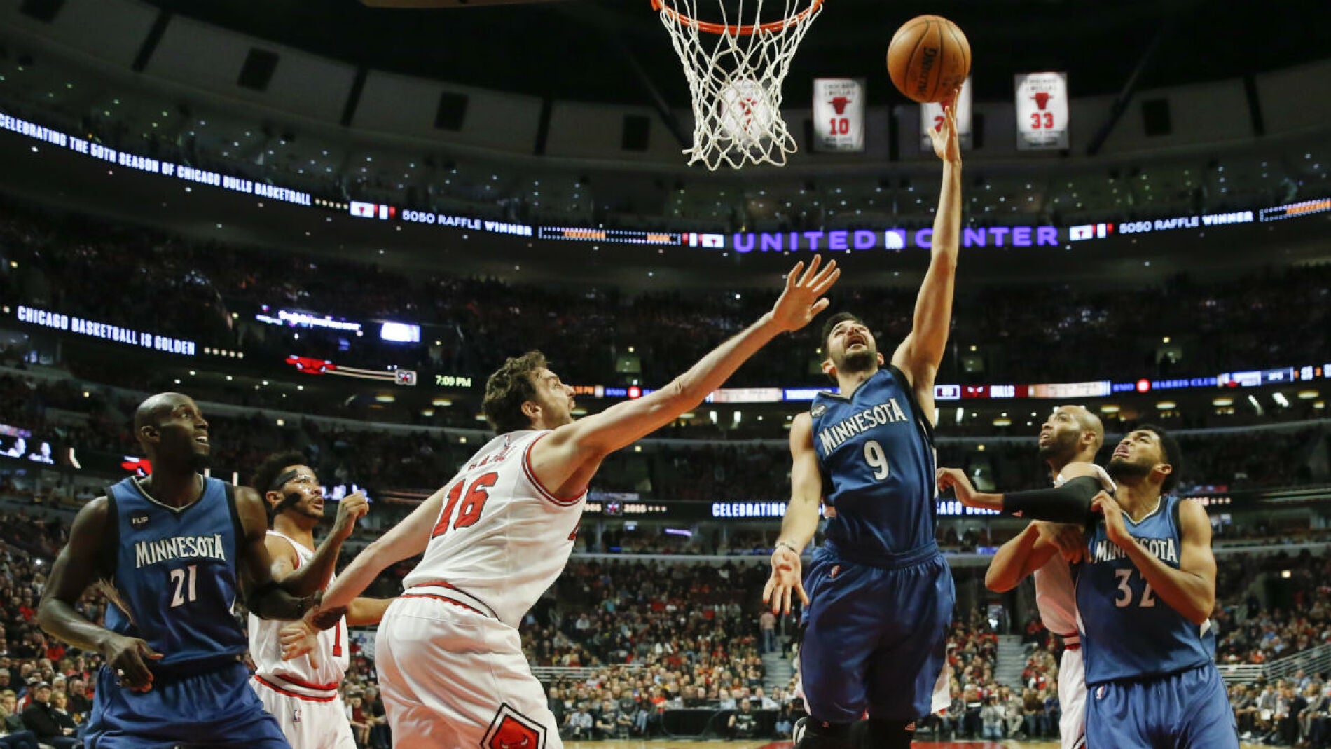 Ricky Rubio encesta ante la oposici&oacute;n de Pau Gaol