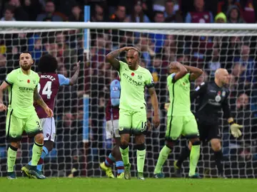 Los jugadores del Manchester City se lamentan tras una ocasión frente al Aston Villa Los jugadores del Manchester City se lamentan tras una ocasión frente al Aston Villa