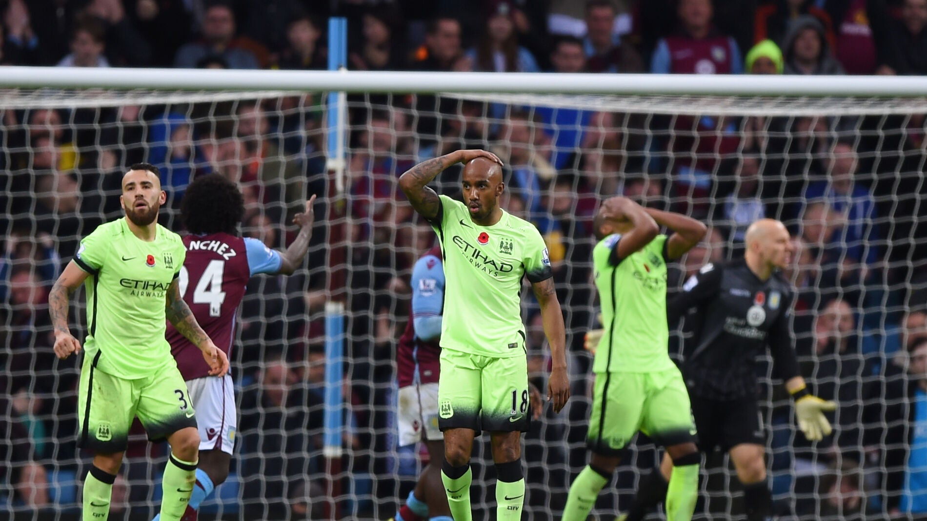 Los jugadores del Manchester City se lamentan tras una ocasi&oacute;n frente al Aston Villa