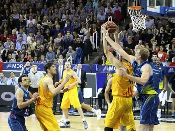 Ante Tomic captura un rebote Ante Tomic captura un rebote