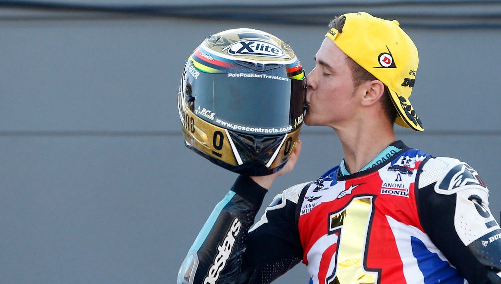 Danny Kent celebra su título en Cheste
