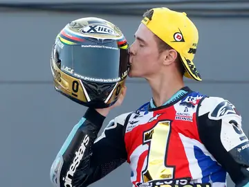 Danny Kent celebra su título en Cheste Danny Kent celebra su título en Cheste