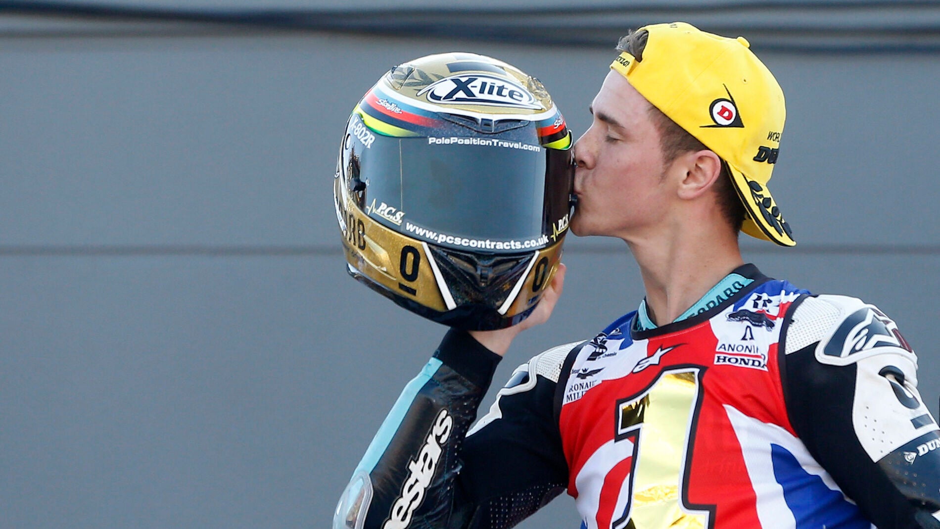 Danny Kent celebra su t&iacute;tulo en Cheste