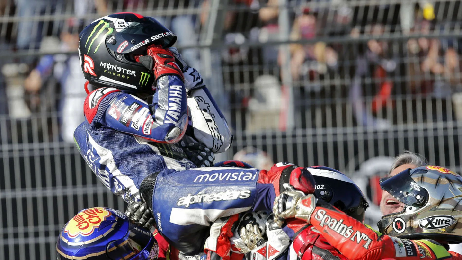 Lorenzo, emocionado tras ganar el Mundial en Cheste Lorenzo, emocionado tras ganar el Mundial en Cheste