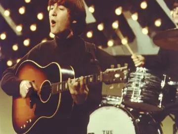 John Lennon con su Gibson J-160E John Lennon con su Gibson J-160E
